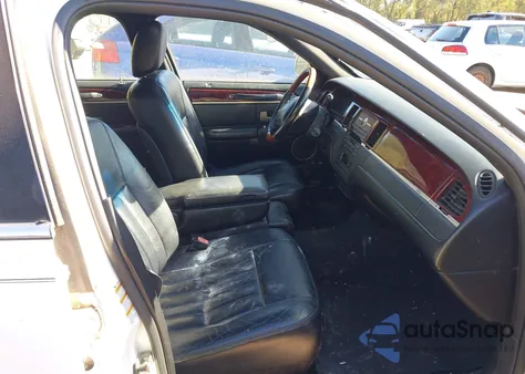 2003 Lincoln Town Car Signature z USA, uszkodzony, nr VIN 1LNHM82W33Y694322